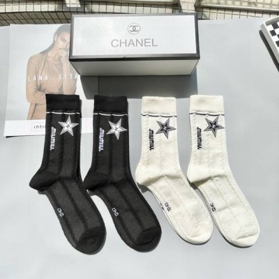 配包装 一盒四双 Chanel香奈儿 爆款中筒袜高版本 好看到爆炸 欧美大牌中筒袜潮人必不能少的专柜代购品质 袜子 搭配起来超高逼格 时髦度爆表啊啊啊啊 推荐推