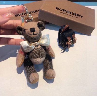 Burberry代工厂p小熊挂件治愈熊，背上泰迪熊钥匙扣挂件 温柔到心里 准备已久、精致自留 ！ 内部填充物与专柜一致，手感真的很赞五金扣全部采用电镀工艺，四肢