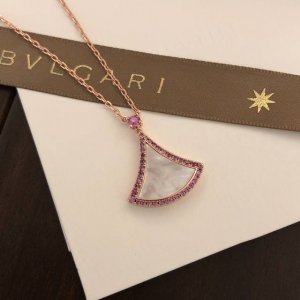宝格丽七夕特别款-粉钻小裙子项链 Divas' Dream系列18K玫瑰金项链，以独特的罗马精神向魅力女性致敬，是为庆祝七夕情人节打造的特别款。由女性的优雅气质