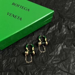 Bottega Veneta Bv耳环 金属感十足 特别特别赞 整体细节非常令人惊喜 设计感十足 必须为世家的设计点个大大的赞 不仅带出个人自信及品味 款式典雅