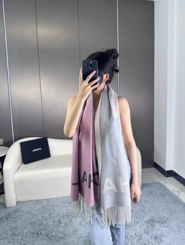 chanel香奶奶羊绒双面紫本色与深灰色过度渐变大披肩，超级高级的颜色！ 可以当围巾也可以当做披肩 双面异色提花 两面完全相反的颜色及图案 设计真的非常走心 ，