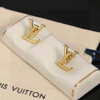 Lv黄金色字母耳钉 路易威登个性 带来时髦、有趣的视觉，明亮式切割工艺使表面抛光非常靓丽360度绚丽夺目 方方面面都很到位整体设计简约、辨识度高搭配起来典雅 大