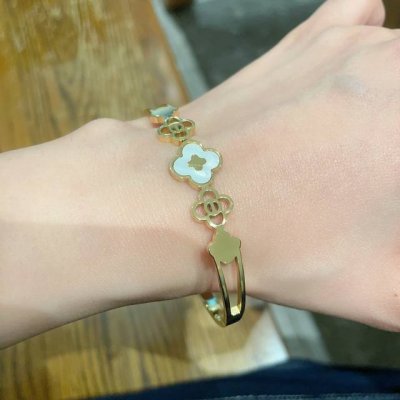 新品 原单货 Lv字母印花四叶草雕刻带Logo手镯Louis Vuitton 路易威登 专柜一致材质 火爆款出货 设计独特 复古前卫 手镯14K精工保色版 从上