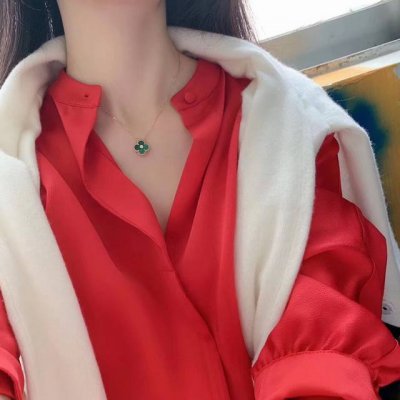 绿色 粉贝 其他色 我们出品 四叶草贝母带钻项链Z批 32500 认准唯一一家真正购入珠宝类Z批开发的 可订做真金真钻版 只做对版真金货 价询客Fu 终于给我开