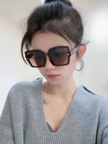 Lv大框太阳镜墨镜经典的方框设计，不挑脸型，无论搭配大衣还是连衣裙都非常显气质预防紫外线 型号：L7291