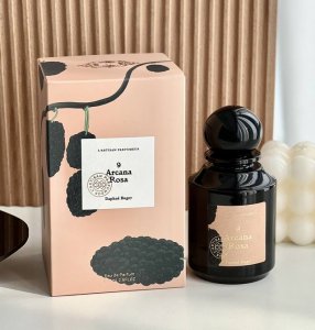 专柜品质 阿蒂仙之香 9号 Arcana Rosa 神秘玫瑰香水 香水瓶身的“数字”编号9，代表着调香师黛凡比格的调香次数，同时记录了这瓶神秘玫瑰从萌芽到绽放所