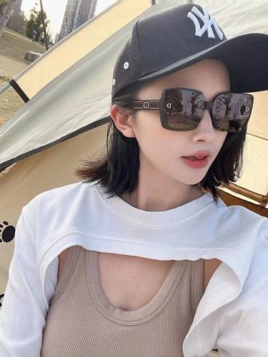 Dior-迪奥 2025开春新款 潮流爆款 时尚方框偏光太阳镜 高品质 佩戴舒适 网红潮款墨镜 女士高清偏光太阳镜 高品质Tr镜框 型号：Cd1228