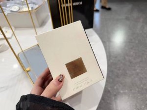 专柜品质 阿玛尼幻沙玉龙茶 好看的东西过目即逝，好闻的香味萦绕记忆。之前一直在断货的阿玛尼高定新品“玉龙幻沙”，最近终于被我买到了，超级开心。阿玛尼高定香水之前