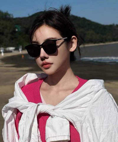新品Chanel 香奈儿太阳镜以独特魅力和前卫风格诠释春夏最新眼镜，以方框设计两边经典小香珍珠做点缀，中梁金属质感超好佩带舒适 型号：Ch2906