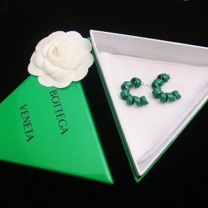 Bottega Veneta Bv葆蝶家 耳钉耳环 整体细节非常令人惊喜 设计感十足 必须为世家的设计点个大大的赞 不仅带出个人自信及品味 款式典雅而时尚 突显