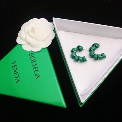 Bottega Veneta Bv葆蝶家 耳钉耳环 整体细节非常令人惊喜 设计感十足 必须为世家的设计点个大大的赞 不仅带出个人自信及品味 款式典雅而时尚 突显