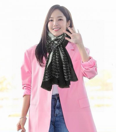 上新 2620 香奈儿 会发光银丝女人们必备款闪闪发光顶级设计太美了，真心赞 双C字母羊绒绒长巾 实物真心美 披肩配以印花无论设计喷绘都是非常到位细节都可见整个