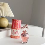 专柜品质 最新Anna Sui限量版粉翼天马淡香水 花果香满溢 Anna Sui推出粉翼天马淡香水──花果香满溢的乐园入口，种满令人愉快的佛手柑、金橘与粉嫩的苹