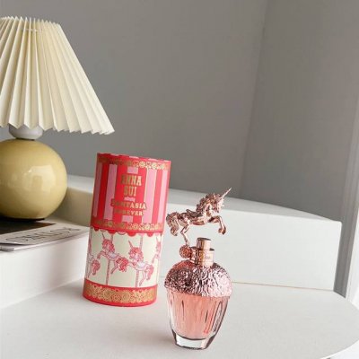 专柜品质 最新Anna Sui限量版粉翼天马淡香水 花果香满溢 Anna Sui推出粉翼天马淡香水──花果香满溢的乐园入口，种满令人愉快的佛手柑、金橘与粉嫩的苹