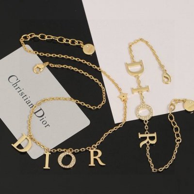 dior 迪奥Jadior 字母项链手链 采用金色作为主要颜色，配上字母、五角星、增添了一份可爱。饰品的复古风格非常的讨好，与吊坠的搭配不会显得特别的沉闷，金色