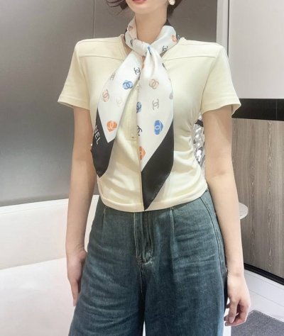 chamel 小香蝴蝶结90 真丝方巾抢Vip推荐 下手一定要快 高端 大爱女人尤物 货极少 四季都可以用真心美的让人非常非常心动 上身效果简直美翻了 品质非常