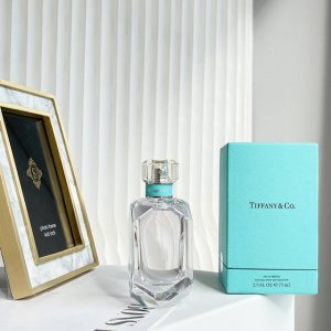 专柜品质 蒂夫尼经典款香水 香型 淡香水香调 花果香调前调 柑橘中调 鸢尾花后调 广藿香 麝香这款香水是以鸢尾花为主香调打造的花果香淡香水 以鲜绿柑橘打开香水的