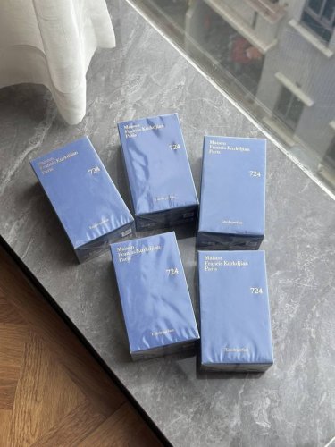 专柜品质 调香师：Franciskurkdiian 香调：麝香花香 成分：醛、意大利佛手柑、抽象白花香调、埃及茉莉花原精、檀香-白麝香香调 Franciskur