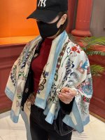 爱马仕 秋冬搭配利器顶级双面同色 版真丝羊绒披肩 1条等于2条 点睛精彩 图案和配色都超级喜欢 又一款双面配色工艺设计的丝绒披肩 超级喜欢 一条披肩等于两条穿出