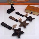 跑量款 配图片原版包装 Lv星星包饰挂件 钥匙扣 一万个推荐 louis Vuitton 路易威登星星挂件钥匙扣摆件包包挂饰 专柜代购内部填充物都与专柜一致聚酯