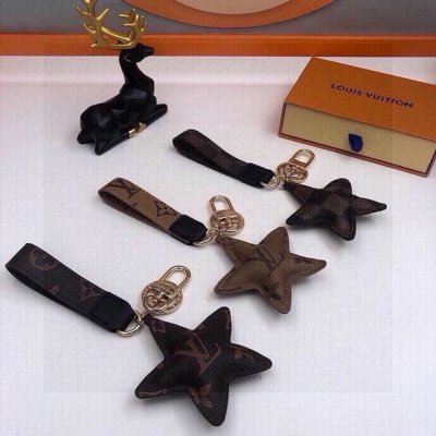 跑量款 配图片原版包装 Lv星星包饰挂件 钥匙扣 一万个推荐 louis Vuitton 路易威登星星挂件钥匙扣摆件包包挂饰 专柜代购内部填充物都与专柜一致聚酯