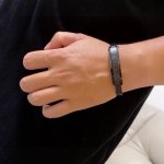 宝格丽Bvlgari高品质男士21Cm手镯，非常百搭的一款14K精钢保色材质厚镀厚金。完美镶钻精心打磨，与金属边完美契合！充满诱惑和迷人的感性，钻石的璀璨奢华，
