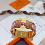 hermes 爱马仕手镯 原版定制 20Mm宽版手环 珐琅工艺太考验师傅的手艺了 要确保色泽手工制作好 V金高端定制 女神 都爱爱马仕火爆手镯 超精赞 各路女神