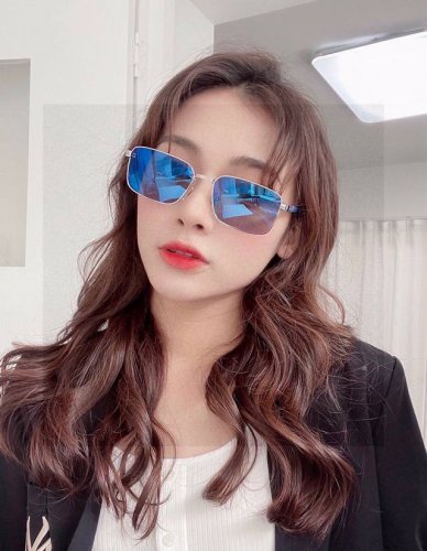 古奇Gucci 原单品质男女同款偏光太阳镜 材质：高清宝丽来偏光镜片、板材印字Logo镜腿。小框精致太阳镜看细节就知道大师手工制作设计，做工精致，高端大气，适合
