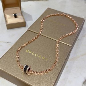 宝格丽项链V金材质 Bvlgari宝格丽 Divas Dream 系列 品相完美 细节无敌 那种独特的色泽完全无可挑剔 再缀以经典指环外形设计 简约之余却又优雅