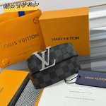 本款 M0107 Lv Dimension 双面腰为深邃皮革压印 Monogram 图案，翻转即现细腻平滑的一面，于优雅之中流露沉稳气韵。瞩目 Lv 字母搭扣以