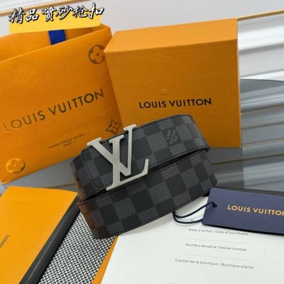 本款 M0107 Lv Dimension 双面腰为深邃皮革压印 Monogram 图案，翻转即现细腻平滑的一面，于优雅之中流露沉稳气韵。瞩目 Lv 字母搭扣以