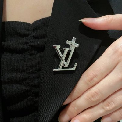 Lv路易威登专柜新款同步上新款胸针，是最懂女人的饰物。那些倾注了全部心血去做自己的女人，往往更珍惜胸针的意义。Lv女士把胸针别在帽子上，并告诉那些模仿她的时髦女