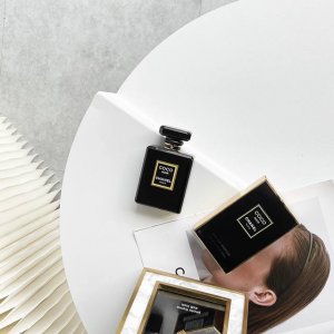 专柜品质 黑色Coco 小香家第一支不透明全黑瓶身的女性香水 黑色据传是香奈儿女士最喜欢的颜色 也算是香奈儿的经典代表色吧 黑色就像香奈儿女士本人一样有着绝对的