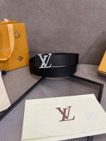 lv男士新款皮带寬度4Cm 訂製帆布面料飾有全新的圖案效果 颜色纯正 衬托進口小牛皮配色底 搭配精緻的字母搭扣 手感极佳 顶级 搭配原单扣150