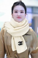 小香新款 双c字母针织条纹长巾 羊绒针织长巾美翻了[流泪]御用殿堂级极品新款在售 进口纯羊绒时尚立体提花针织毛线美丽至极 真的 上身极为衬肤色 百搭 好看不好看