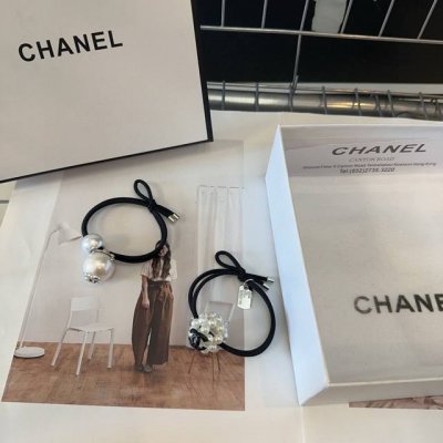 P50配包装盒 单个 Chanel 香奈儿 最新小香珍珠发圈 简单实用，时尚潮流！小仙女必备
