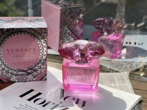 专柜品质 versace范思哲臻挚玫红钻水晶女士红浓香水9Oml 前调 柚子 石榴 中调 莲花 树莓 木兰 后调 麝香 琥珀 桃花木 前味是比较清新明快的但是中