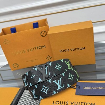款号M4008 Lv Flower 双面腰带取材 Monogram 涂层帆布，借背面皮革的 Lv Flower 压纹彰显 Pharrell Williams 设