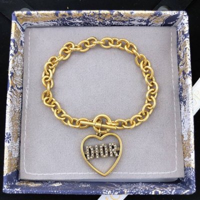 编号Dsl0056 迪奥Dior 原单新品 爱心星星吊坠微镶钻手链高端品质，专柜1:1开模，专柜原版同黄铜材质！高级925银针防过敏处理，Cnc工艺，细节无可挑