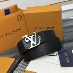 本款 M8352 Lv Dimension 双面腰为深邃皮革压印 Monogram 图案，翻转即现细腻平滑的一面，于优雅之中流露沉稳气韵。瞩目 Lv 字母搭扣以