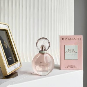 专柜品质 宝格丽玫瑰金漾香水 前调：石榴、玫瑰、麝香 中调：大马士革玫瑰精华、大花茉莉精华 尾调：麝香、檀香木乳香、熏香脂 Ferragamo梦中情人那款有点类
