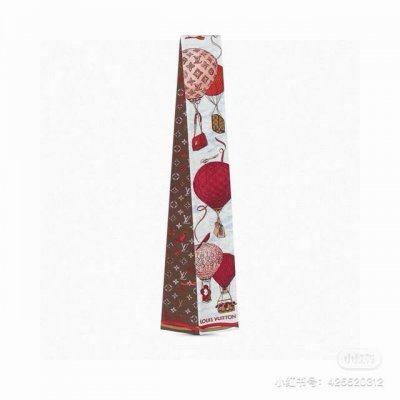Lv最新款 本款 Up And Away 讲述品牌悠久旅行历史 以丝网印制工艺打造热气球 传统旅行箱和经典手袋图案 搭配路易威登标识织纹 满溢夏日风情 8120