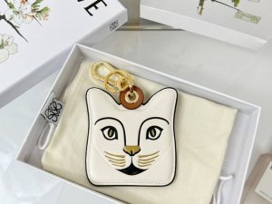 新品 罗意威Loewe 皮质钥匙扣 挂件 车钥匙扣 Cat Charm系列猫咪挂件出货 采用进口小牛皮多色搭配，外配钥匙圈，可挂于包包，其萌趣、可爱的造型，让人