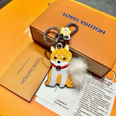 配图片原版包装 Louis Vuitton官网M00994 Lv Bunny钥匙扣与挂件。 Lv Bunny钥匙扣恭祝农历兔年大吉。兔子形象挂饰拥有Monogr