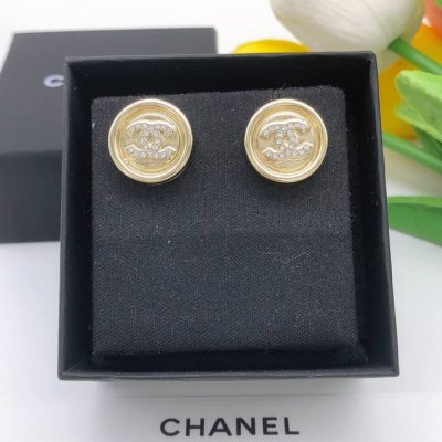 编号Xed0616 新品 早春新款 浅金色双C镶钻纽扣耳钉 真的是高级又很奢侈的感觉了 日常搭配 时尚感十足 自留推荐