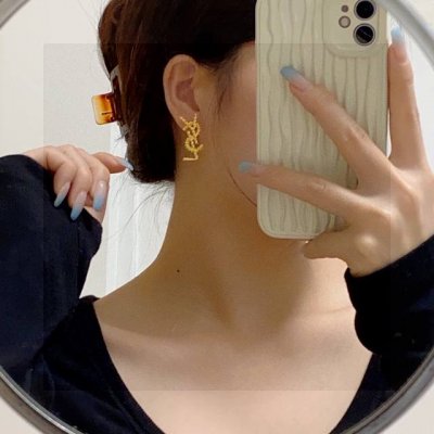 新款 Ysl圣罗兰耳钉 美丽永远敌不过经典 黄金时期的香奈就是最经典．也是最有味道的 女人独立优雅魅力知性复古奢华不繁复 Ysl经典百搭 简约不简单！925银针