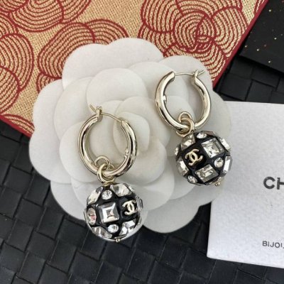 Chanel香奶奶珍珠编织网状施华洛方钻耳钉耳环好久的球状耳环终于出啦～专柜5300，巨贵啊。现在专柜动不动都是大几千的价格p着实奢侈双C掉晶钻球耳钉，别小看这