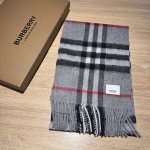 儿童款 Burberry。专柜经典款亲子款！巴家百年经典小格子！这个价格真的买的是赚到的了！不是市面上那些扎人的糙仿羊毛料！品质手感一流 实拍呈现 有实力不需要