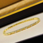 200 a4390 猛吹的Ins风～又飒又酷的金属+钻石组合 弹簧 单钻 手链 年轻时尚又兼具着珠宝感。这种风格从国外吹向国内，在真金真钻定制的圈子里爆火了起来