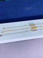 messika的Baby Move手链照片上看起来很大 其实小小的非常精致~ move系列手链 三颗钻石都可以自由滑动 非常灵动 上手真的超Nice谁还不是个精